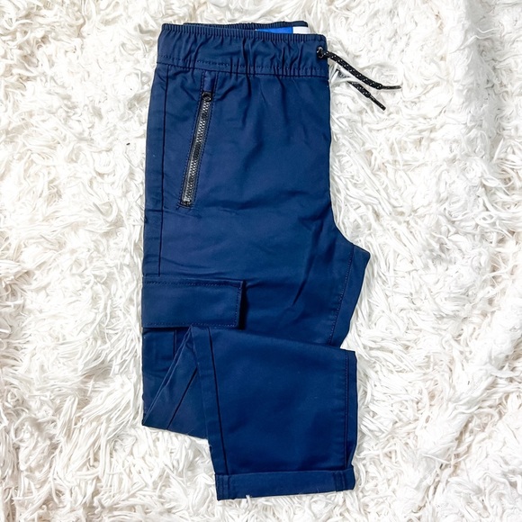 ❌SOLD❌ Old Navy Boys Built-In Flex Tapered Tech Cargo Pants, Size S (6-7) - Picture 2 of 10